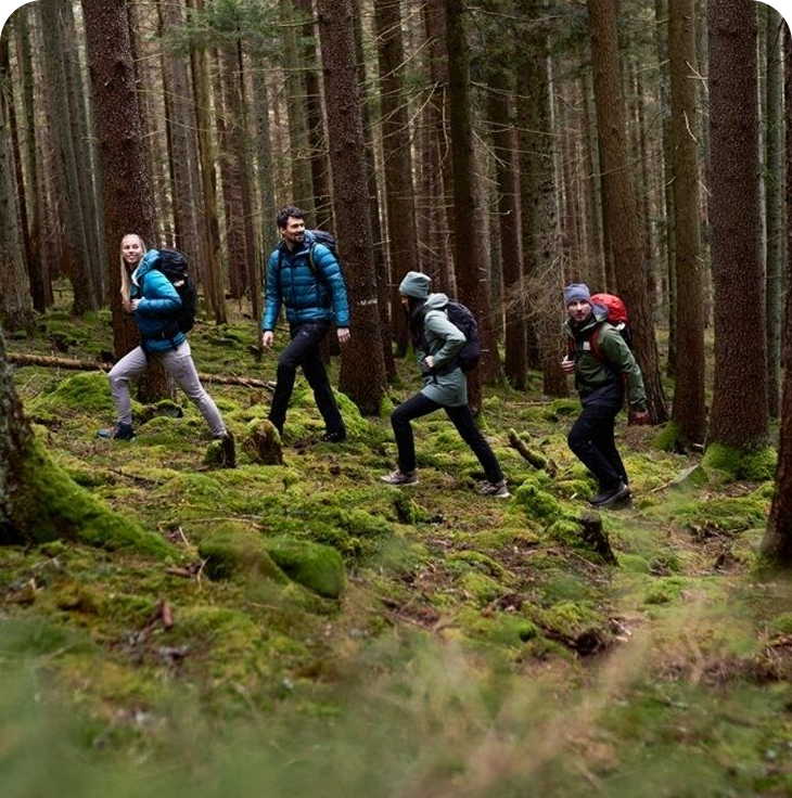 Inimesed kõnnivad metsas — kevadine sammuralli väljakutse