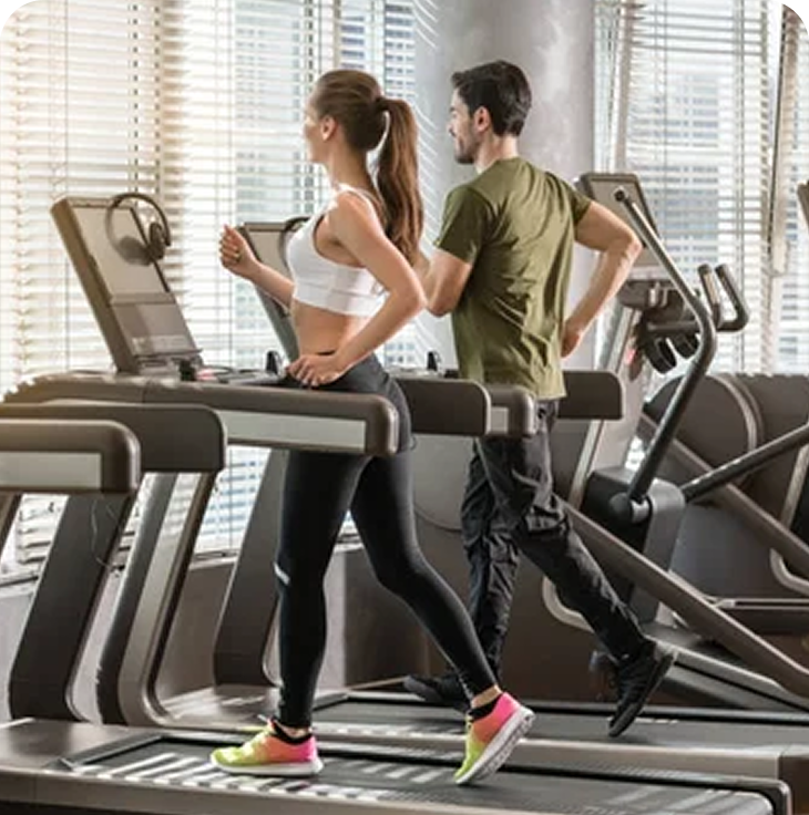 Kaks inimest jooksevad jõusaali jooksualustel — talvine tempokas väljakutse