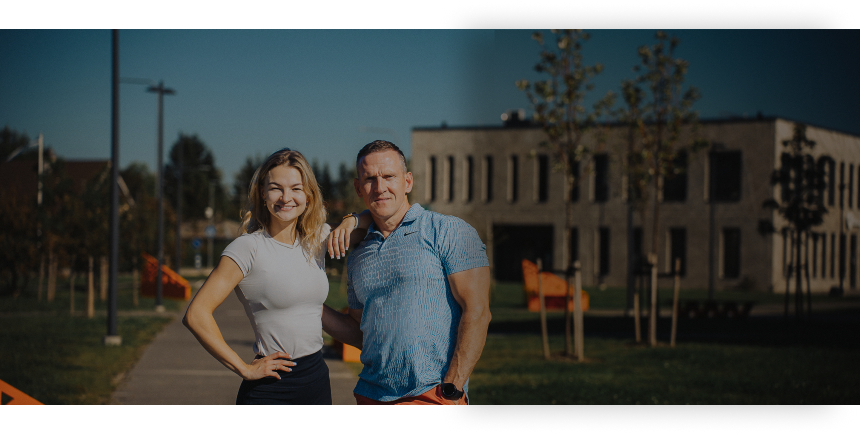 Naine ja mees spordiriietes naeratavad õues — Sammusõber 2026 ettevõtetevahelised sammuväljakutsed